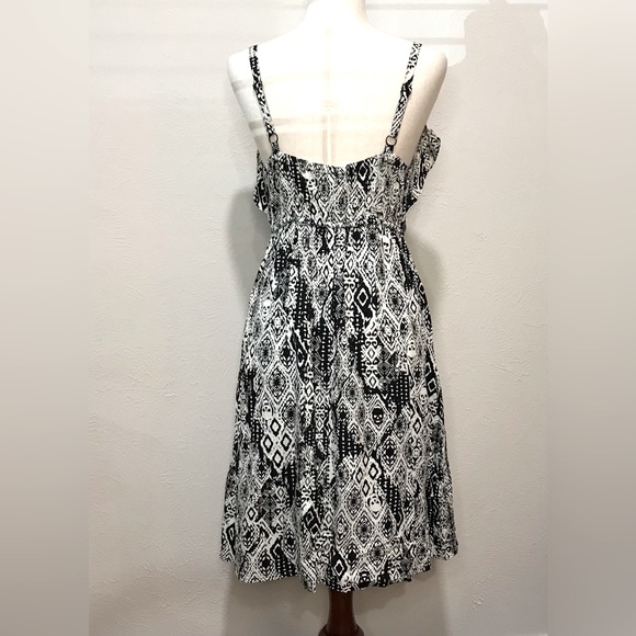 Torrid black and white sundress. Size 0 (S-M) - Picture 6 of 6